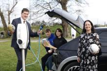 Photo of Ministers Eamonn Ryan & Catherine Martin with 2 people charging electric vehicle
